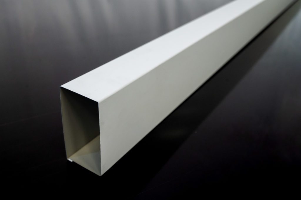 Condutor de aço que recebe uma camada de pintura após o processo de galvanização